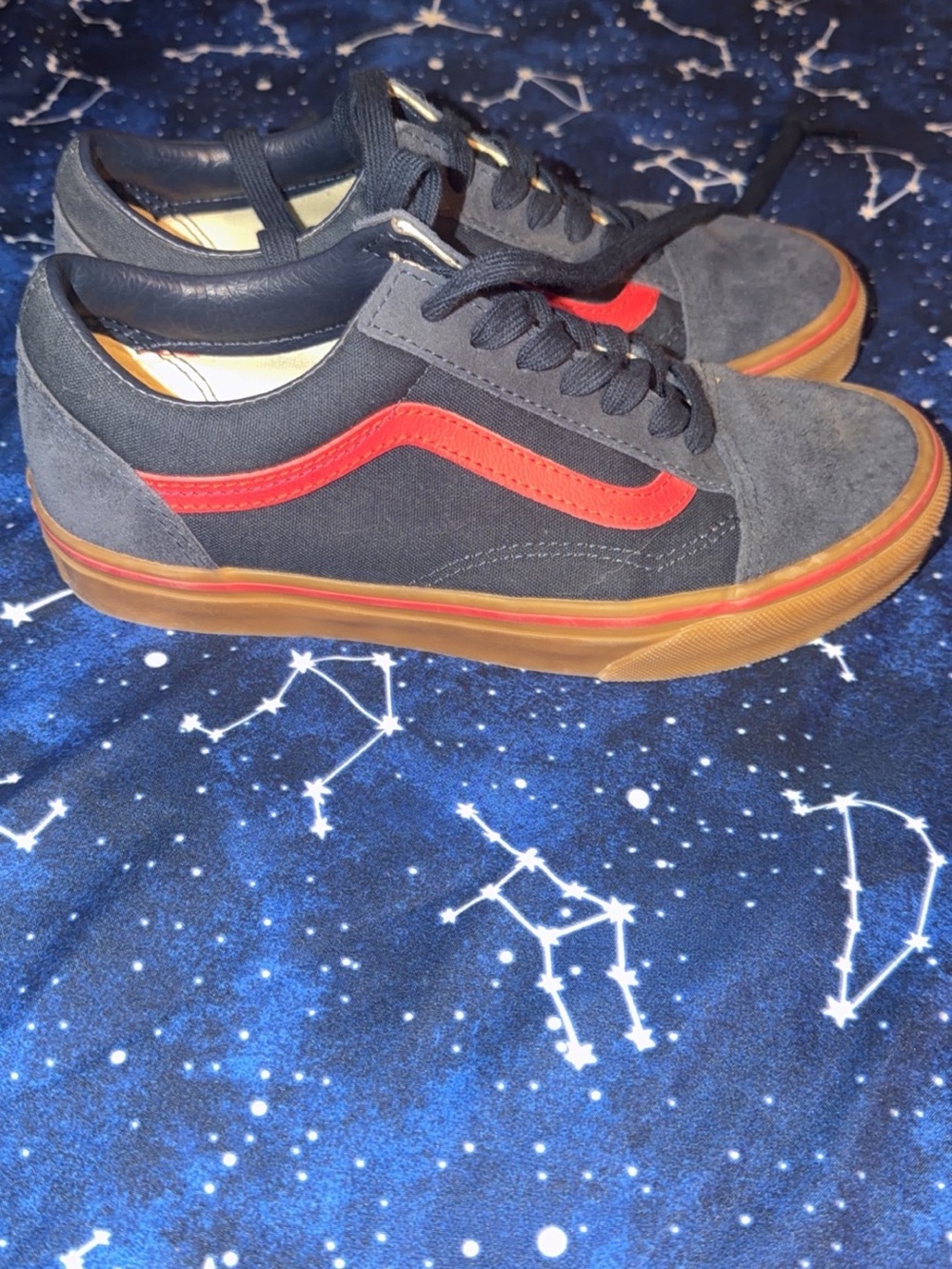 Vans Kids Low-Top Sneakers in Gray with Red Stripe and Gum Sole